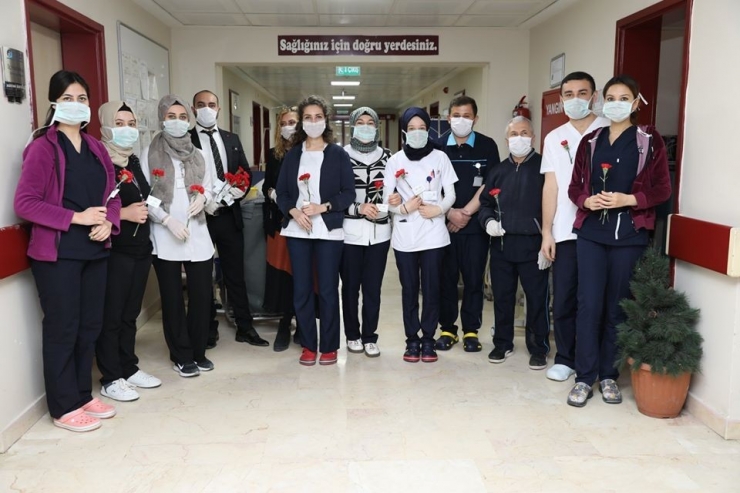 Sağlık Çalışanlarına Kırmızı Karanfil