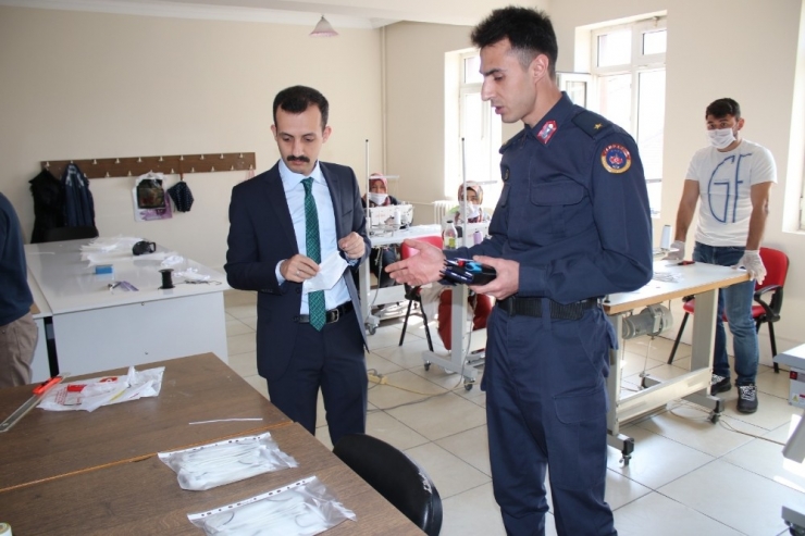 Memurlar Maske Üretiyor