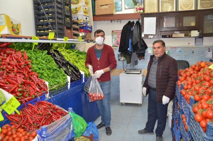 Esnaflar Da 65 Yaş Üstü Vatandaşa Yardımcı Oluyor