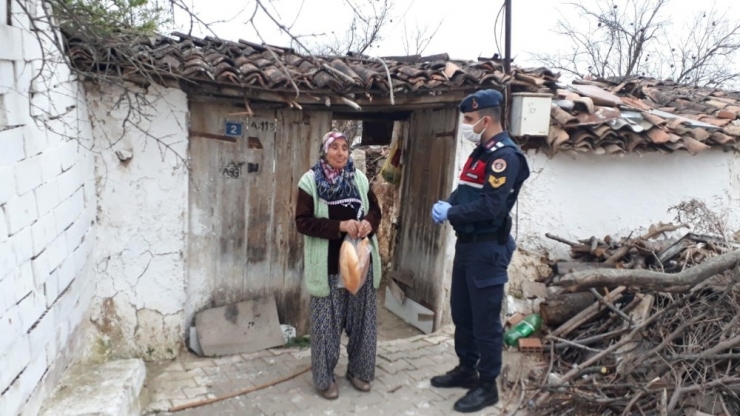 Evden Çıkamayan Vatandaşlara Jandarmadan Destek