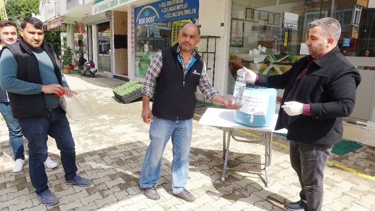 Esnaftan Vatandaşlara Ücretsiz Dezenfektan