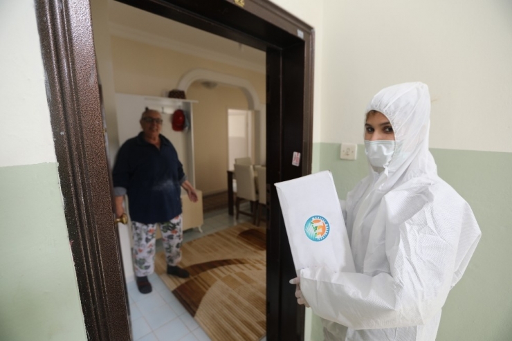 Mezitli’de Evden Çıkamayan Vatandaşlara Erzak Yardımı