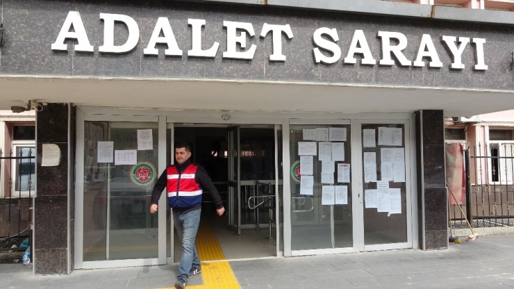 20 Yıldır Aranan Şahıs Evinin Gizli Bölmesinde Yakalandı