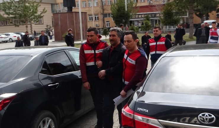 20 Yıldır Aranan Şahıs Evinin Gizli Bölmesinde Yakalandı