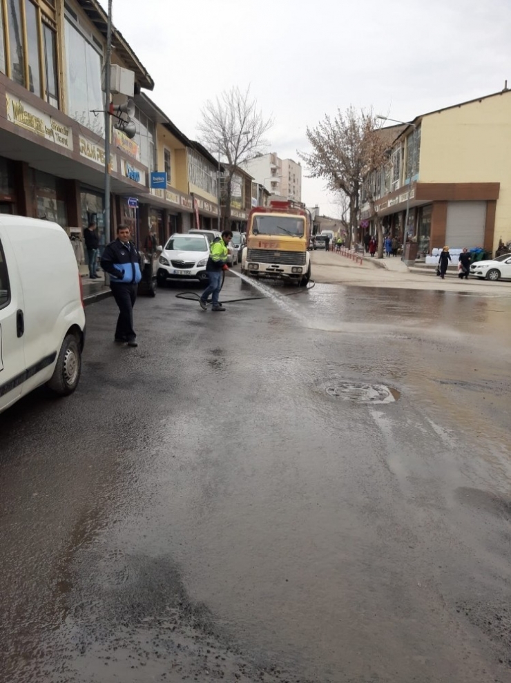 Bulanık’ta Köpüklü Suyla Temizlik Çalışması