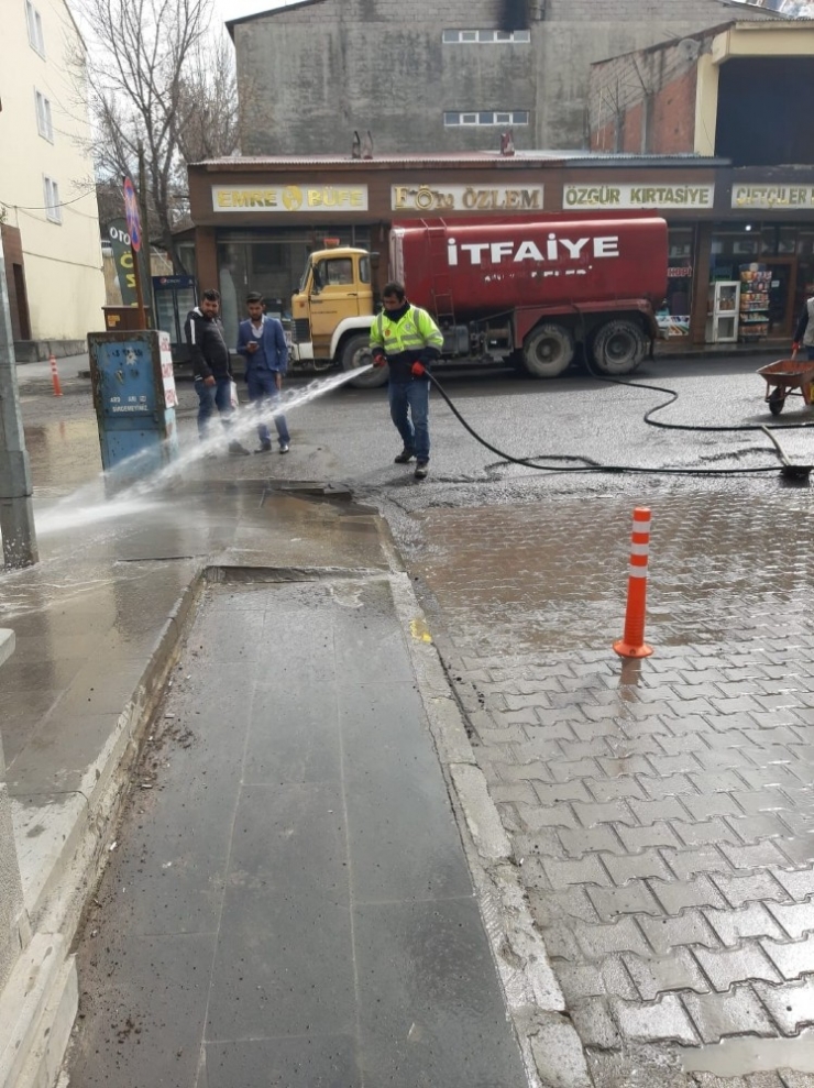 Bulanık’ta Köpüklü Suyla Temizlik Çalışması