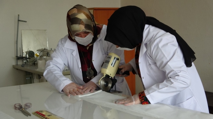 Gönüllü Kadınlar Maske Üretimine Başladı