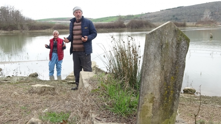 Ölmüşlerine Dua Etmek İçin Gölün İçine Giriyorlar