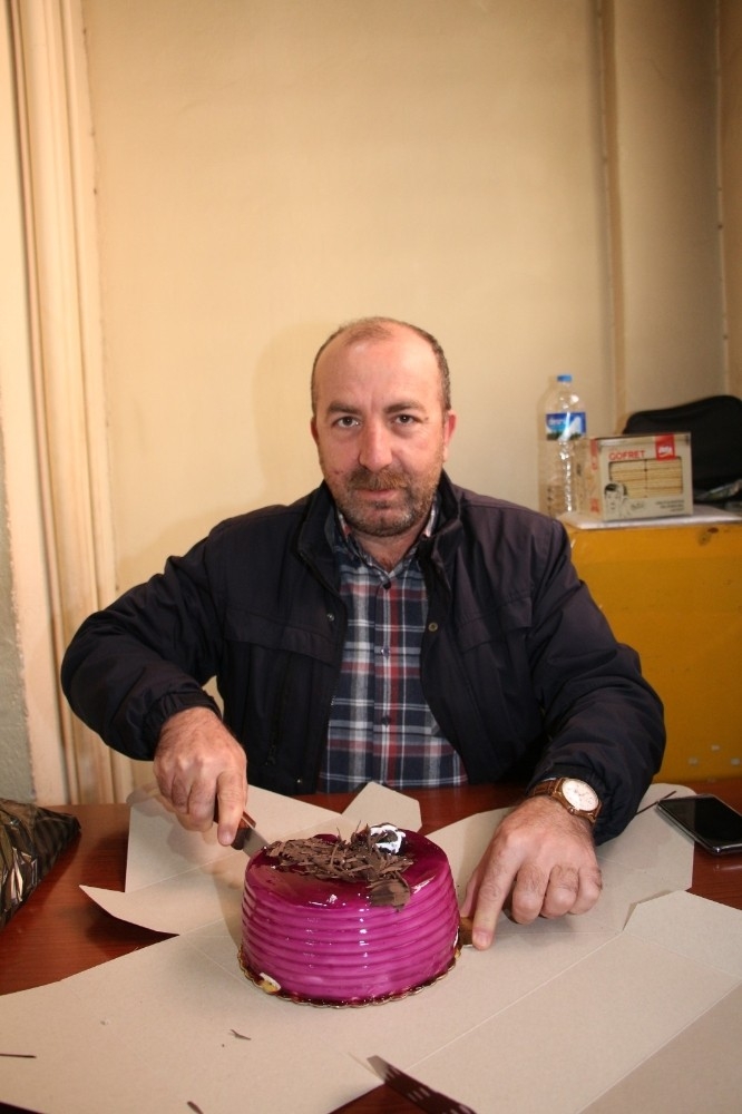 Tek Başına Doğum Günü Kutladı