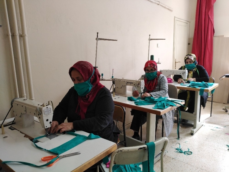 Gönüllü Olarak Maske Ve Ameliyat Önlüğü Dikiyorlar