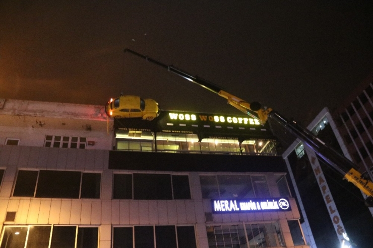 Vatandaşlar Korkunca Tabeladaki ’Vosvosları’ Sökmek Zorunda Kaldı