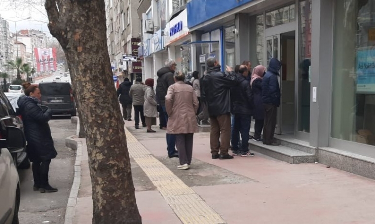Samsun’da Banka Önlerinde Kuyruk Oluştu
