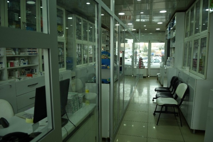 Siverek’te Eczacıdan Korona Virüse Karşı Camlı Önlem