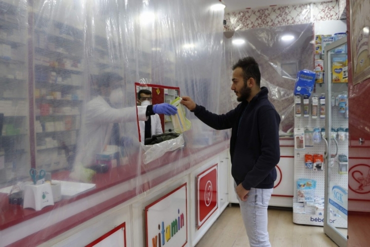 Siirt’teki Eczaneden Korona Virüse Karşı Naylonlu Önlem