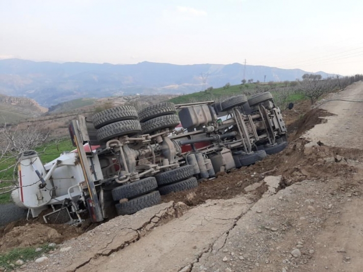 Siirt’te Toprak Yolun Çökmesi Sonucu Kamyon Devrildi: 1 Yaralı