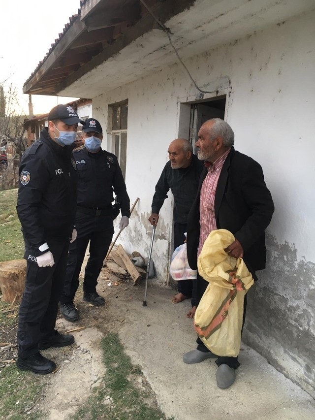 Sinop’ta Polis, 65 Yaş Üstü Kardeşler İçin Odun Kırarak Soba Yaktı