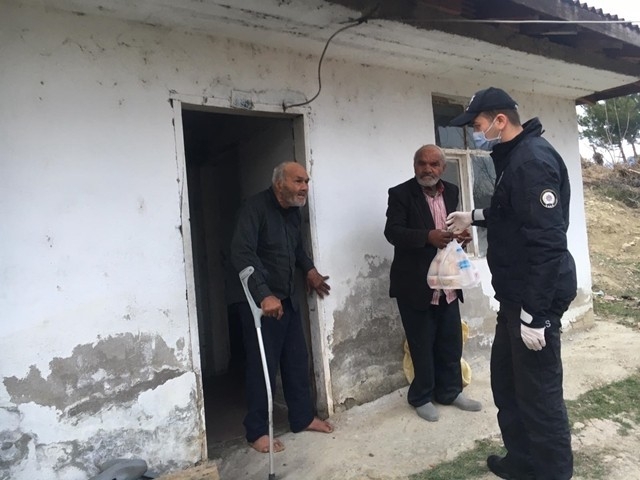 Sinop’ta Polis, 65 Yaş Üstü Kardeşler İçin Odun Kırarak Soba Yaktı