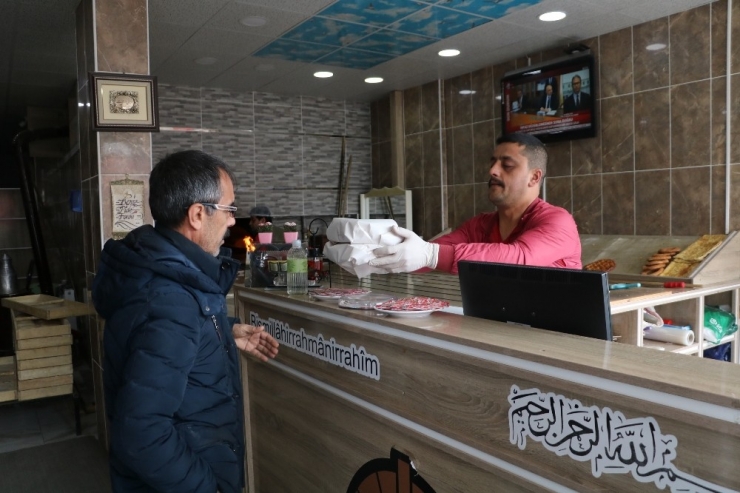 Korona Virüs Nedeniyle İşsiz Kalanlara Ekmeği Ücretsiz Veriyor