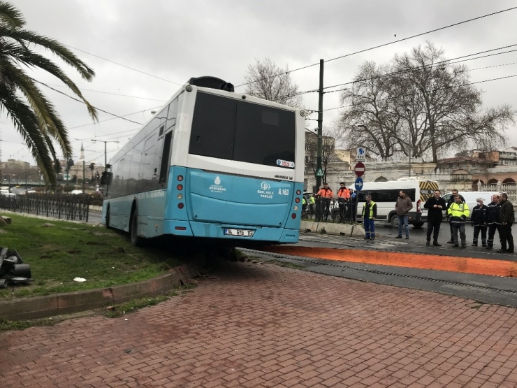 Fatih’te Kontrolden Çıkan Otobüs Tramvay Yoluna Girdi: Seferler Durdu