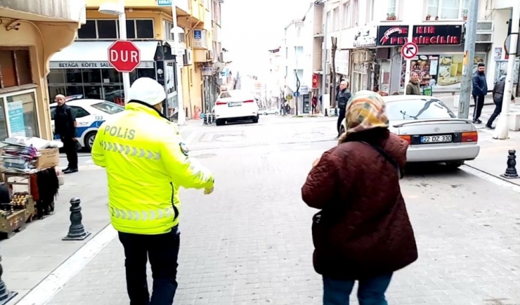 Polisten Yaşlılara Yardım Eli