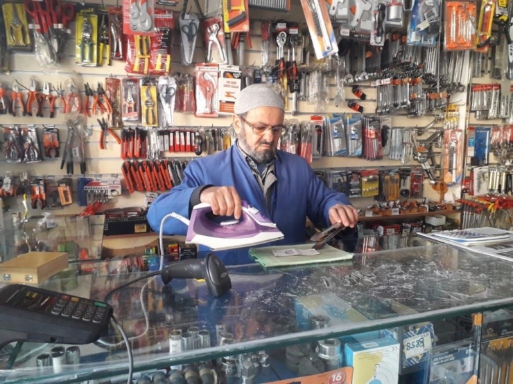 Koronaya Karşı Parayı Ütüleyen Adam Konuştu