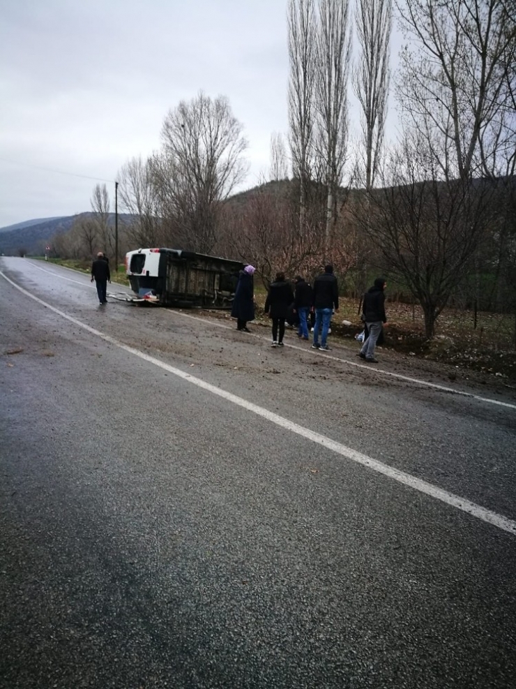 Tokat’ta Tekstil İşçilerini Taşıyan Servis Devrildi: 13 Yaralı
