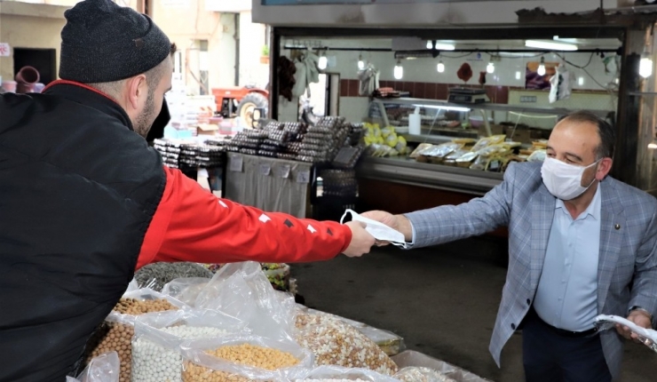 Başkan Akın Pazar Esnafına Maske Dağıttı