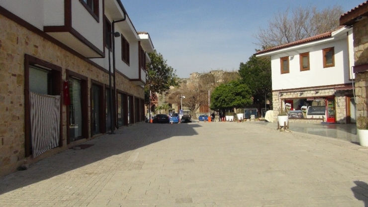 Tarihi Apollon Tapınağı Sessizliğe Büründü