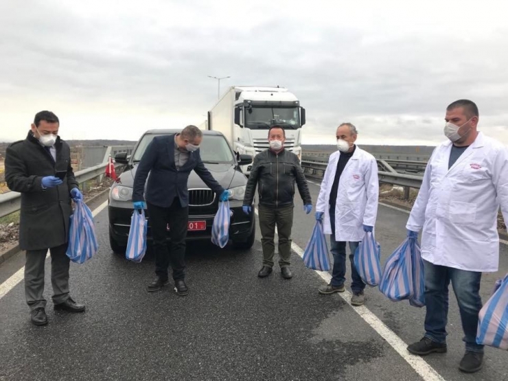 Türkiye’nin Sofya Büyükelçiliğinden Tır Şoförlerine Yardım