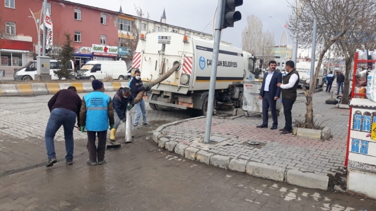 Çaldıran Belediyesinden Korona Virüsüne Karşı Dezenfekte Çalışması