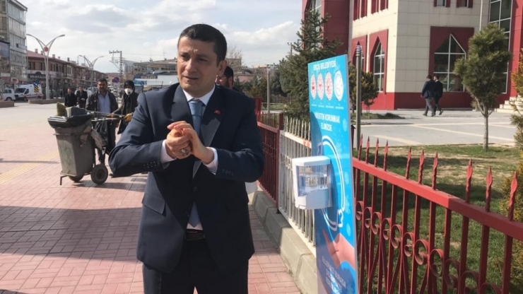 Erciş’te Sensörlü El Dezenfektan Noktaları Oluşturuldu