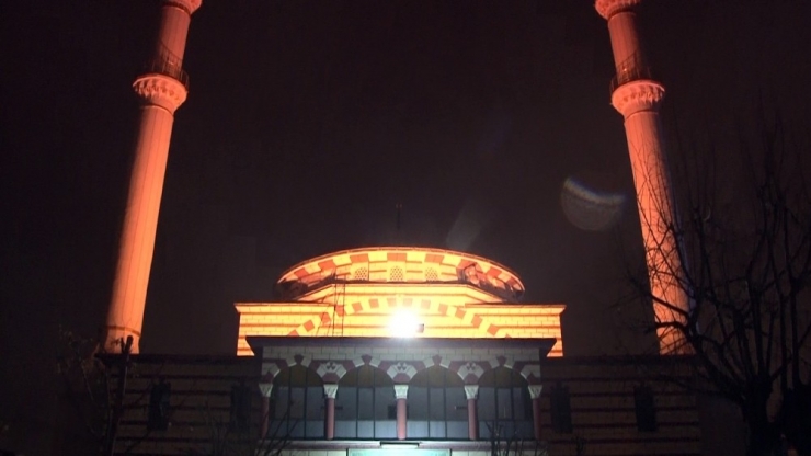 Yatsı Ezanı Sonrası Camilerde Dua Sesleri