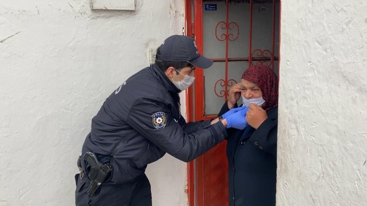 Bankadan Para Çekmek İsteyen 77 Yaşındaki Kadının Yardımına Polisler Koştu