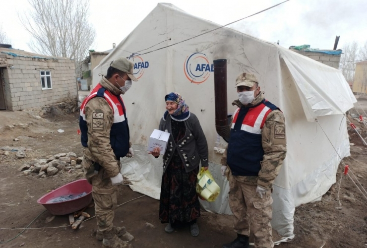 Jandarmayı Karşısında Gören Nine: “Kurban Olurum Ben Sizlere”