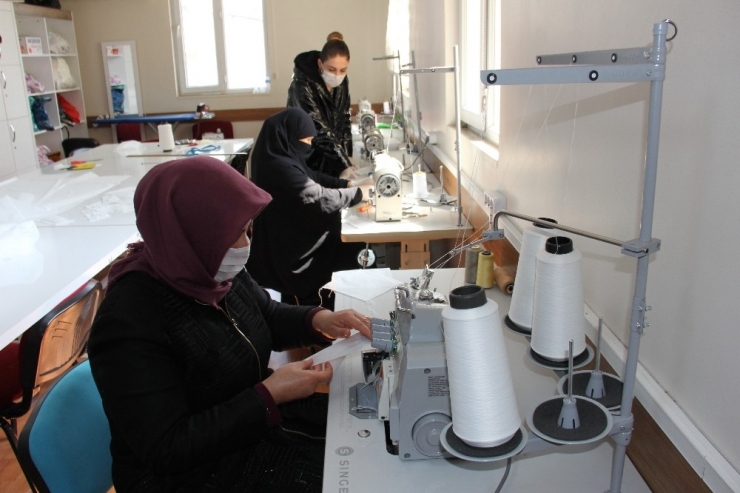 Kursiyer Kadınlar Maske Üretimine Başladı