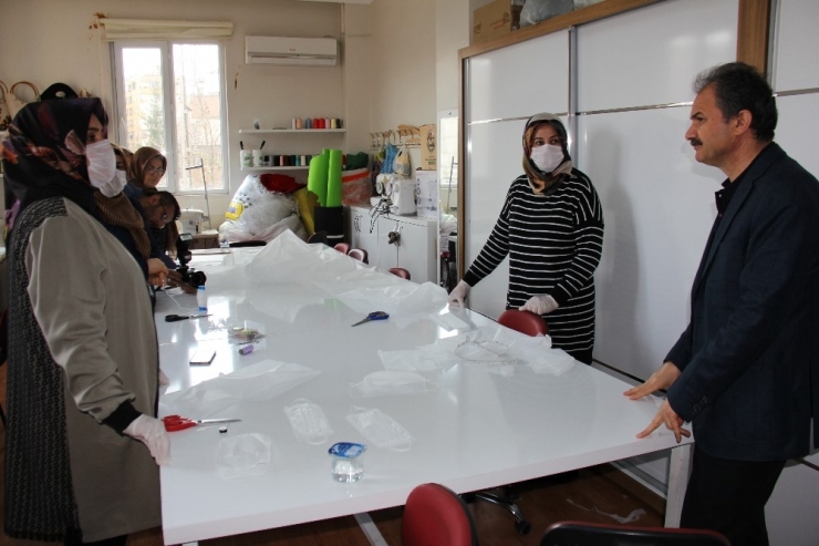 Kursiyer Kadınlar Maske Üretimine Başladı