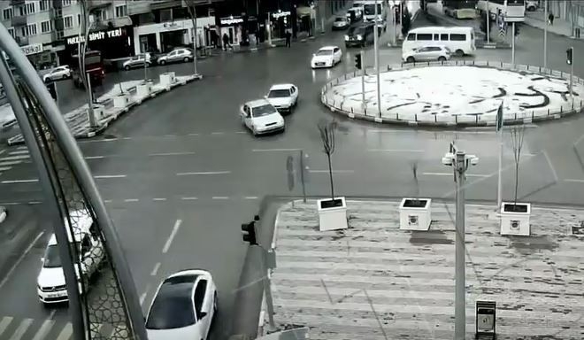 Afyonkarahisar’daki Kavşaklarda Meydana Gelen Kazalar Mobese Kameralarına Yansıdı