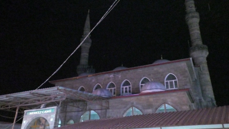 Ağrı’da Camiilerde Yatsı Ezanının Ardından Dualar Yükseldi