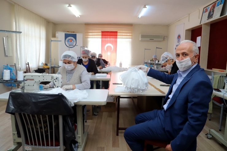 Kursiyer Kadınlar, Günlük 5 Bin Maske Üretiyor