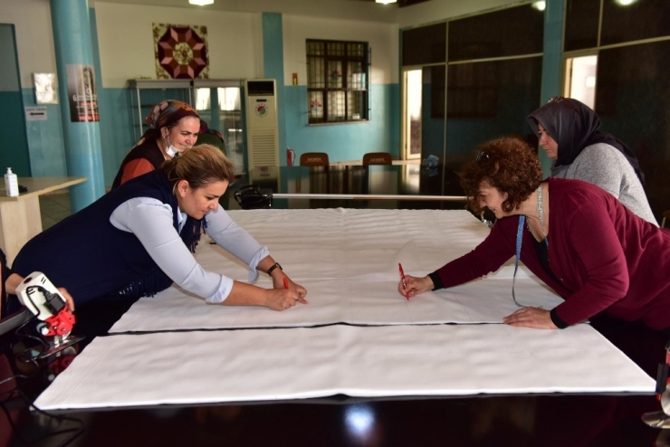 Kepez’in Kadınlarından Gönüllü Maske Üretimi