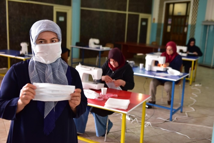 Kepez’in Kadınlarından Gönüllü Maske Üretimi