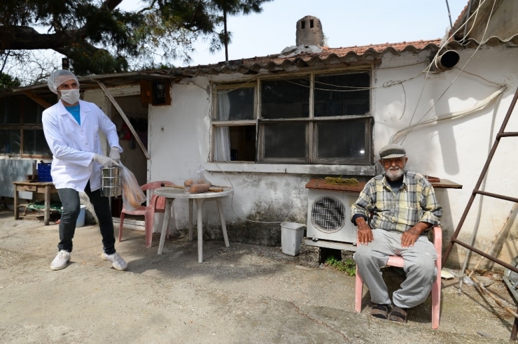 Antalya’da 65 Yaş Üstü İçin Kapı Kapı Dolaşılıp Yemek Dağıtılıyor
