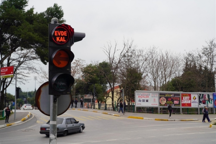 Balıkesir Trafik Işıklarında ’Evde Kal’ Çağrısı