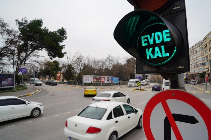 Balıkesir Trafik Işıklarında ’Evde Kal’ Çağrısı