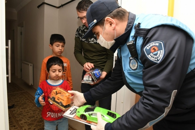 Başkan Demir’den “Evde Kalan” Çocuklara Doğum Günü Sürprizi