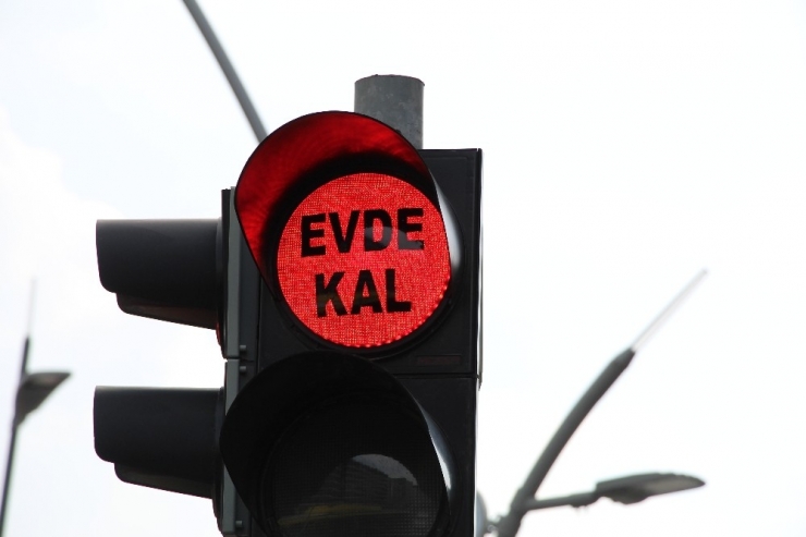 Batman’da Trafik Işıklarından ‘Evde Kal’ Çağrısı