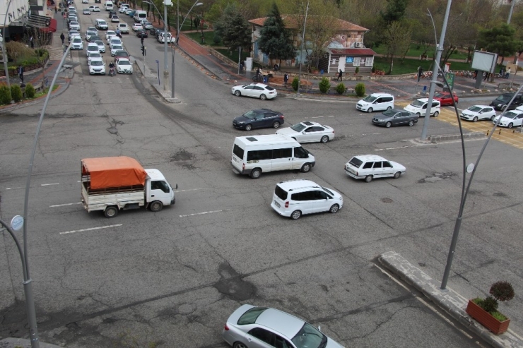 Batman’da Trafik Işıklarından ‘Evde Kal’ Çağrısı