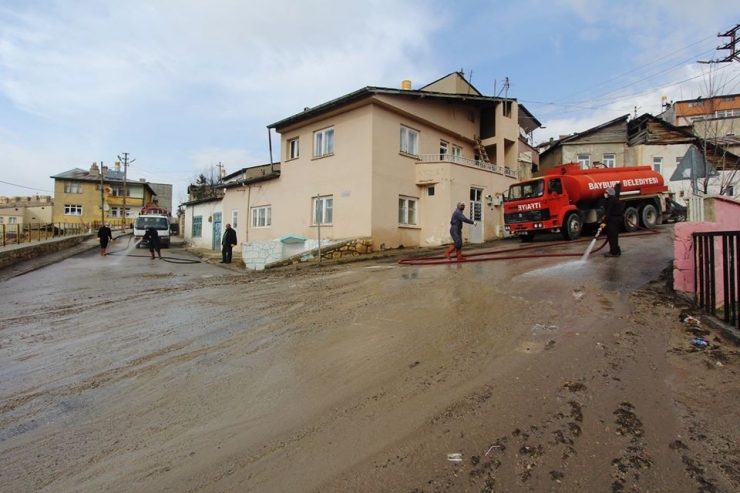 Bayburt’ta Cadde Ve Sokaklar Tazyikli Suyla Yıkanıyor