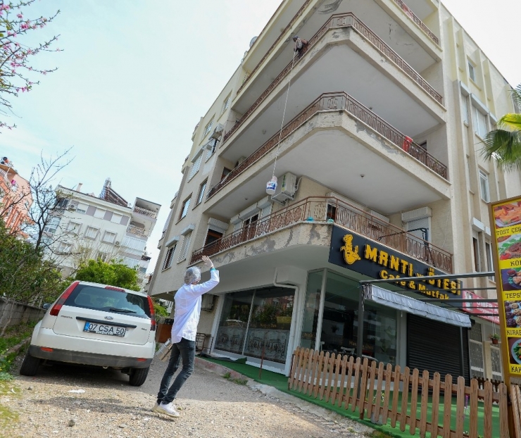 Antalya’da 65 Yaş Üstü İçin Kapı Kapı Dolaşılıp Yemek Dağıtılıyor