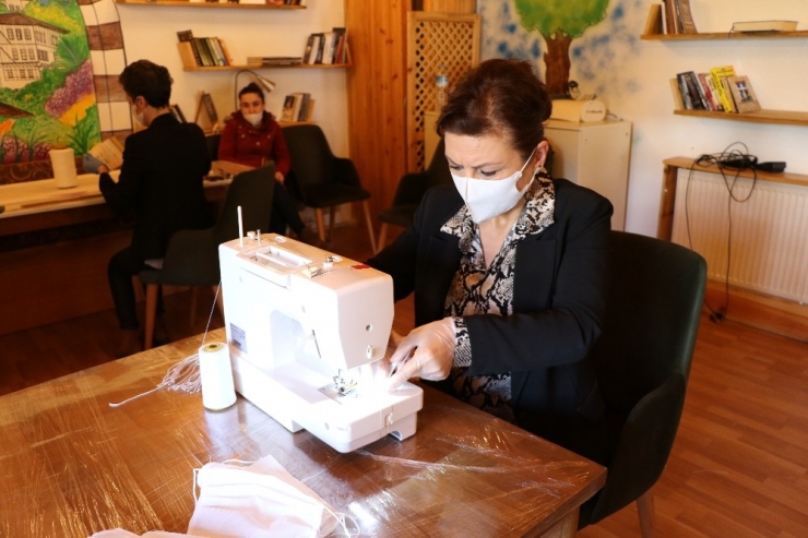 Belediye Başkanı Makine Başına Geçip Maske Dikiyor